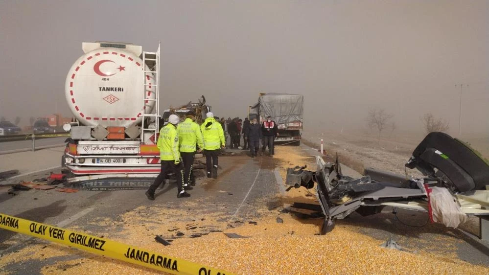Konya'daki kum fırtınasında zincirleme kaza! 2'si ağır 8 yaralı